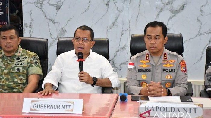 Gubernur NTT Melki Laka Lena (tengah) memberikan keterangan di Polda NTT terkait gempa di Flores. ANTARA/Kornelis Kaha