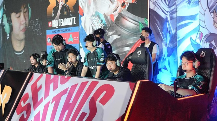 RRQ Hoshi akan kembali berlaga dalam lanjutan babak Reguler Season MPL ID S18. Lawan mereka kali ini adalah Dewa United Esports.