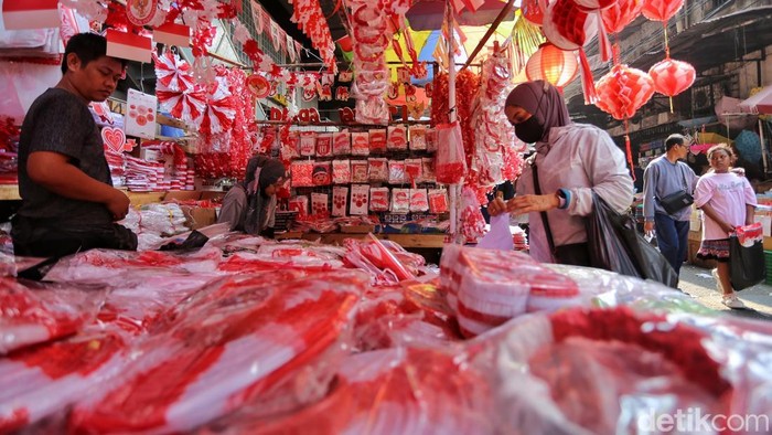 Calon pembeli melihat pernak-pernik dekorasi kemerdekaan HUT RI ke-81 yang dijual di Pasar Asemka, Jakarta, Sabtu (15/8/2026). Menurut sejumlah pedagang, penjualan pernak-pernik HUT ke-81 RI mulai dari bendera Merah-Putih, busana, aksesoris, hingga hiasan dekorasi mengalami peningkatan sebesar 20 persen sejak akhir Juli dengan harga jual dari Rp 5ribu sampai Rp 350 ribu. Meski demikian, jika dibandingkan dengan tahun lalu para pedagang mengeluhkan jumlah pembeli menurun. Para pedagang memprediksi jumlah pembeli di Pasar Asemka akan lebih ramai besok yakni h-1 hari kemerdekaan.