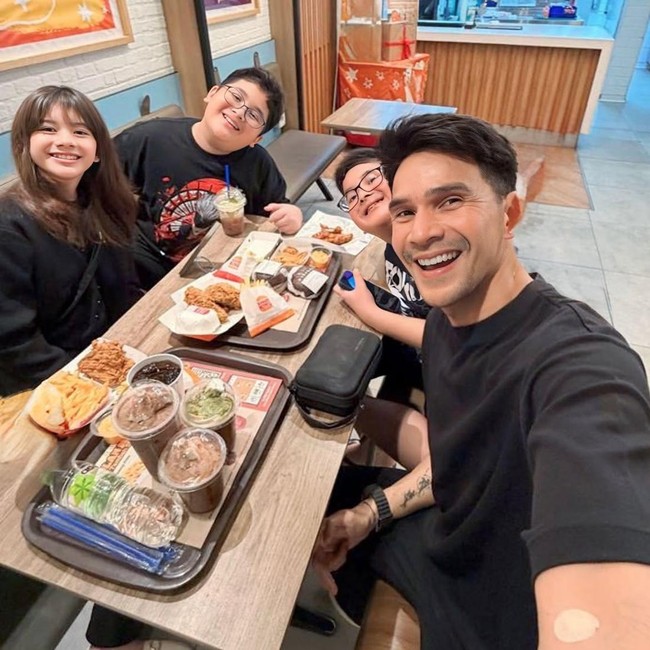 Senyum Bahagia Jonathan Frizzy Bertemu Anak Usai Dinanti 6 Bulan