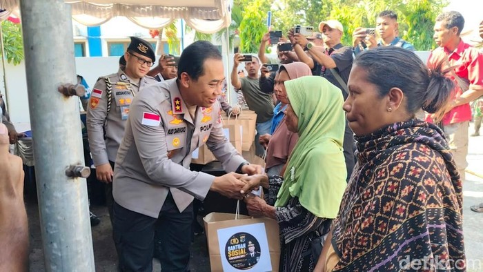 Kapolda NTT Irjen Rudi Darmoko menyalurkan 100 paket bantuan sosial kepada warga terdampak bencana gempa bumi magnitudo 7,7 di Kabupaten Sikka. (Istimewa)