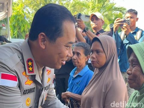 Kapolda NTT Irjen Rudi Darmoko menyalurkan 100 paket bantuan sosial kepada warga terdampak bencana gempa bumi magnitudo 7,7 di Kabupaten Sikka. (Istimewa)