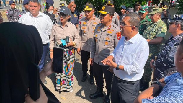 Kapolda NTT Irjen Rudi Darmoko menyalurkan 100 paket bantuan sosial kepada warga terdampak bencana gempa bumi magnitudo 7,7 di Kabupaten Sikka. (Istimewa)