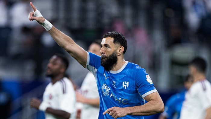 Al Hilal memulai musim baru Liga Arab Saudi dengan kemenangan atas Al Faisaly. Karim Benzema cs mendapat hadiah 3 penalti di laga ini.