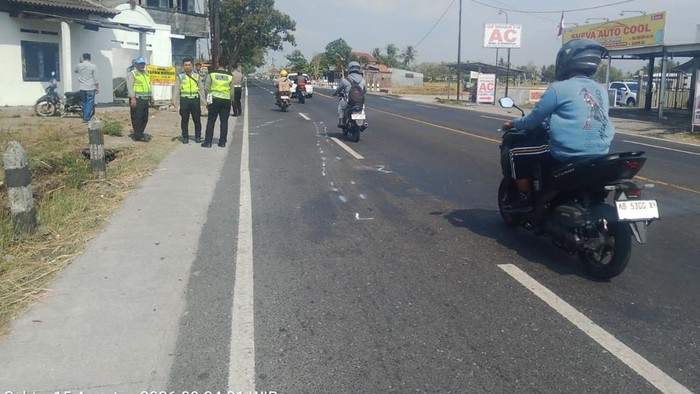 Polisi saat mendatangi lokasi kecelakaan bus dan motor di Jalan Jogja-Wates, Jambon, Argosari, Sedayu, Bantul.