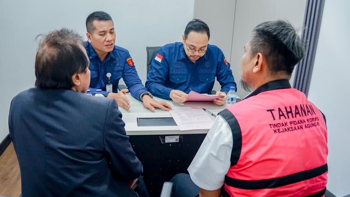 Kejagung melimpahkan tersangka Handry Sulfian (HS) dan barang bukti kepada Jaksa Penuntut Umum pada Kejaksaan Negeri Jakarta Pusat. (dok Ist)