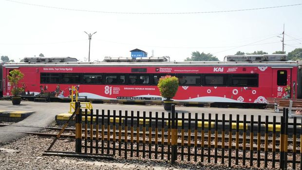 Kereta api bernuansa kemerdekaan relasi Malang-Gambir Kereta api bernuansa kemerdekaan relasi Malang-Gambir