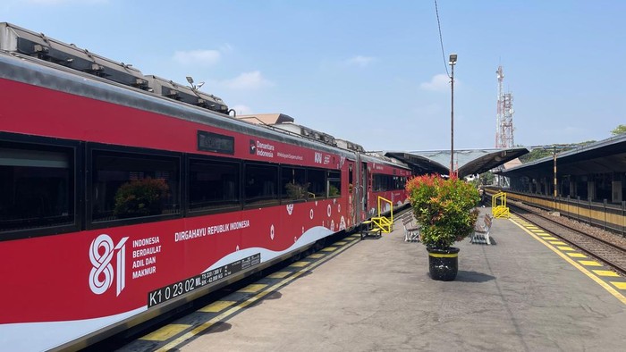 Kereta api bernuansa kemerdekaan relasi Malang-Gambir