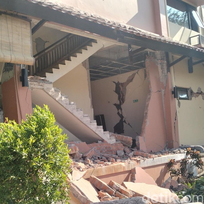 Foto: Dinding Jebol Diguncang Gempa, Hotel di Labuan Bajo Tutup untuk Renovasi
