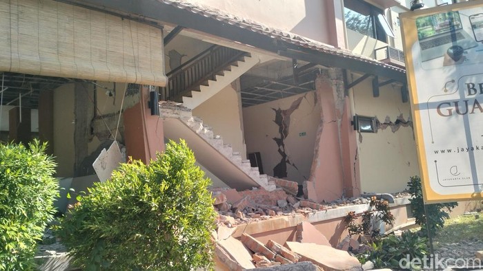 Kerusakan akibat gempa di lantai satu hotel Jayakarta di Labuan Bajo, Manggarai Barat, NTT, Sabtu (15/8/2026). (Foto:Ambrosius Ardin/detikBali)