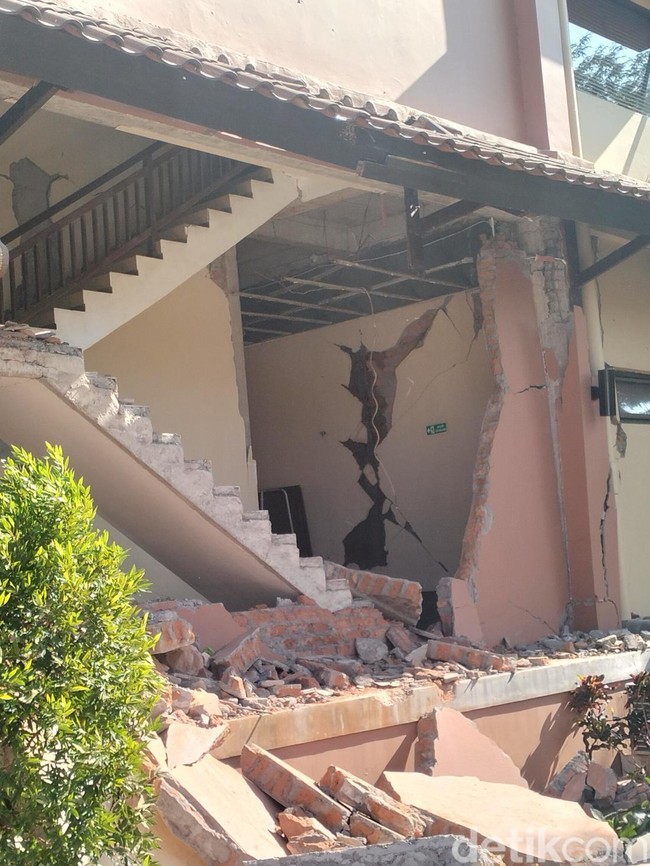 Foto: Dinding Jebol Diguncang Gempa, Hotel di Labuan Bajo Tutup untuk Renovasi