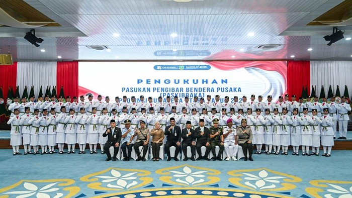 Keterangan foto: Gubsu Bobby Nasution mengukuhkan 74 anggota Paskibraka Sumut tahun 2026 (Dok. Diskominfo Sumut)