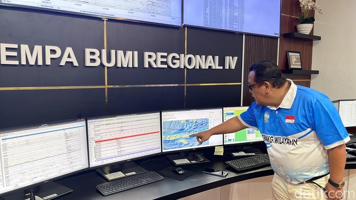 Koordinator Bidang Observasi BMKG Wilayah IV Makassar Jamroni memantau perkembangan gempa susulan di kantornya usai gempa 7.0 terjadi di NTT.