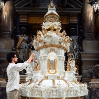 Kue Pengantin Spektakuler Seberat 500 Kg, Dihiasi 33.000 Kelopak dari Gula
