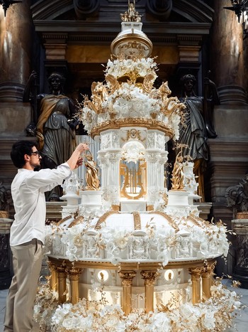 Kue Pengantin Spektakuler Seberat 500 Kg, Dihiasi 33.000 Kelopak dari Gula
