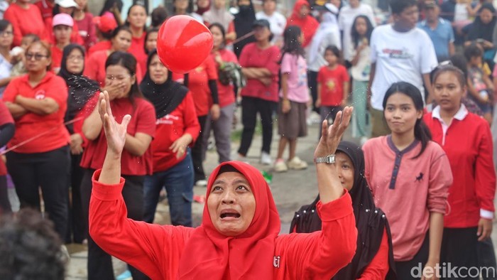 Semarak peringatan Hari Ulang Tahun (HUT) ke-81 Kemerdekaan Republik Indonesia mulai terasa di kawasan Menteng Jaya, Menteng, Jakarta. Warga setempat menggelar berbagai perlombaan tradisional di pinggir rel pada Sabtu (15/8/2026).

Kegiatan yang diikuti warga RT dan RW setempat tersebut menjadi bagian dari rangkaian menyambut peringatan HUT ke-81 RI yang jatuh pada 17 Agustus 2026. Berbagai perlombaan digelar untuk menghadirkan suasana meriah sekaligus mempererat kebersamaan antarwarga.