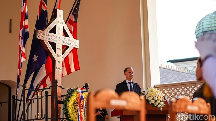 Kedutaan Besar Belanda menggelar upacara peringatan berakhirnya Perang Dunia II di Asia di Makam Kehormatan Belanda atau Ereveld Menteng Pulo, Jakarta, Sabtu (15/8/2026).

Tanggal 15 Agustus menjadi momentum untuk mengenang berakhirnya Perang Dunia II di Asia sekaligus menghormati para korban yang kehilangan nyawa akibat konflik tersebut. Upacara digelar dalam suasana khidmat dengan dihadiri perwakilan Kedutaan Besar Belanda dan sejumlah lembaga terkait.