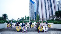 Mereka memberikan penghormatan dengan meletakkan bunga sebagai bentuk penghargaan dan mengenang jasa serta pengorbanan mereka yang telah gugur.
