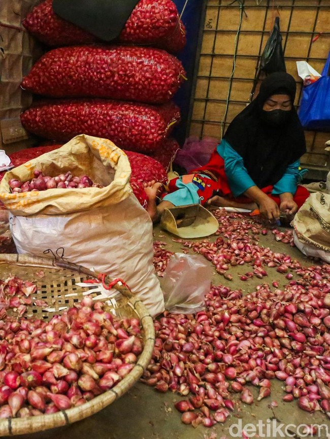 Mengupas Bawang, Mengais Rezeki di Pasar Kramat Jati