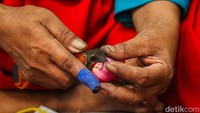 Pekerjaan dilakukan dengan teliti menggunakan pisau kecil untuk memisahkan kulit bawang sebelum dikirim kepada pembeli.