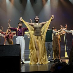 Aksi Akrobatik Naura Ayu hingga Tiba-tiba Hipdut di Showcase Cerita Penuh Cahaya