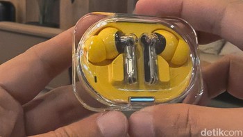 Saat kotak dibuka, pengguna akan menemukan sepasang Nothing Ear (3a) beserta charging case transparan yang menjadi rumah sekaligus pengisi daya earbuds. Foto: Adi FR/detikINET