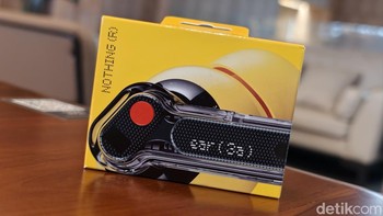 Kemasan Nothing Ear (3a) tampil minimalis, mengikuti identitas desain yang selama ini digunakan Nothing pada jajaran produknya. Foto: Adi FR/detikINET