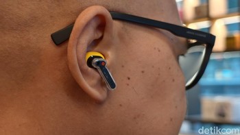 Earbuds ini dibekali driver dinamis 12 mm dengan sertifikasi Hi-Res Audio Wireless untuk menghasilkan suara jernih, detail, dan bass bertenaga. Foto: Adi FR/detikINET