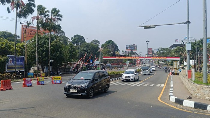 One way arah Jakarta di Jalan Raya Puncak, Bogor, Jawa Barat.