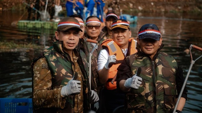 Pangdam Jaya bersama Kapolda Metro Jaya, Pemprov DKI, dan berbagai elemen masyarakat menggelar karya bakti bersih-bersih sungai secara serentak di 11 titik. (dok Istimewa)