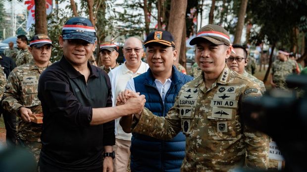 Pangdam Jaya berbareng Kapolda Metro Jaya, Pemprov DKI, dan beragam komponen masyarakat menggelar karya hormat bersih-bersih sungai secara serentak di 11 titik. (dok Istimewa)