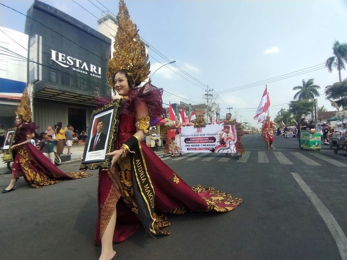 Pawai budaya dalam rangka memperingati HUT ke-81 RI di Kabupaten Nganjuk