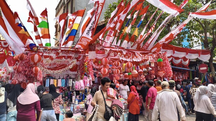 Pedagang bendera di Jatinegara, Jakarta Timur