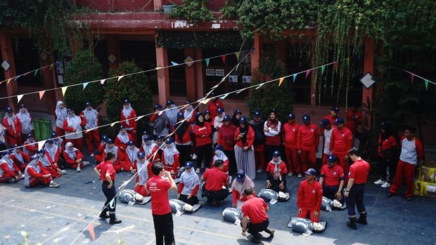 Pelatihan tanggap darurat di Kepala SDN Kondangjaya III Karawang