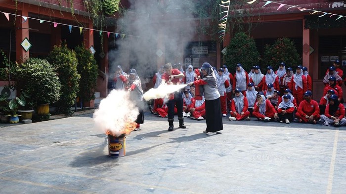 Pelatihan tanggap darurat di Kepala SDN Kondangjaya III Karawang