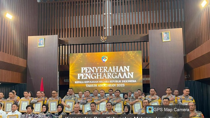Pemberian penghargaan untuk pelayanan publik prima kepolisian.