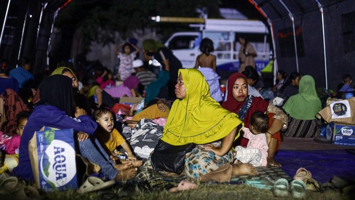 Sejumlah warga terdampak bencana gempa beristirahat di tenda pengungsian di Stadion Gelora Samador Maumere, Kabupaten Sikka, Nusa Tenggara Timur, Sabtu (15/8/2026). Data Kementerian Sosial mencatat hingga pukul 15.40 WIB, terdapat sekitar dua ribu ji