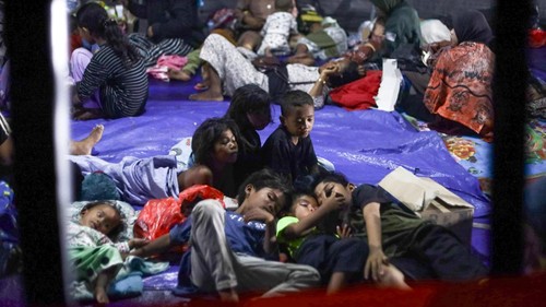 Sejumlah warga terdampak bencana gempa beristirahat di tenda pengungsian di Stadion Gelora Samador Maumere, Kabupaten Sikka, Nusa Tenggara Timur, Sabtu (15/8/2026). Data Kementerian Sosial mencatat hingga pukul 15.40 WIB, terdapat sekitar dua ribu jiwa dilaporkan terdampak bencana gempa bumi di sejumlah wilayah Nusa Tenggara Timur. ANTARA FOTO/Mega Tokan/sth/wpa.