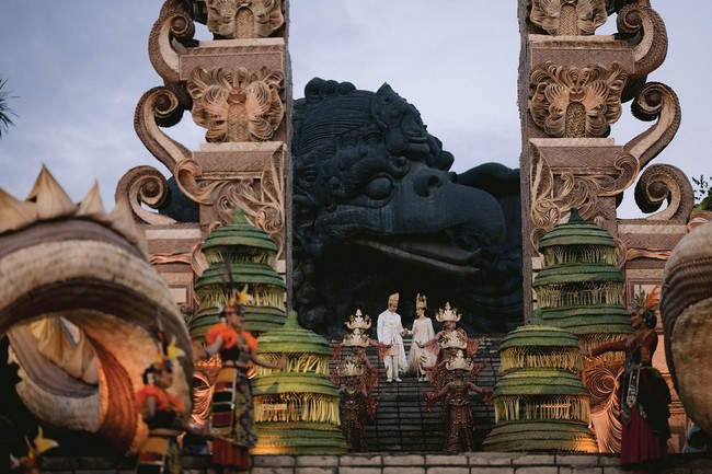 Patung naga yang terinspirasi dari horoskop Tionghoa Gamma dan Keelie ditempatkan di kedua sisi tangga, menjadi salah satu focal point venue. Foto: Instagram/@dikhadheansa @biyan_the_gallery @venema.bali