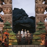 Patung naga yang terinspirasi dari horoskop Tionghoa Gamma dan Keelie ditempatkan di kedua sisi tangga, menjadi salah satu focal point venue. Foto: Instagram/@dikhadheansa @biyan_the_gallery @venema.bali