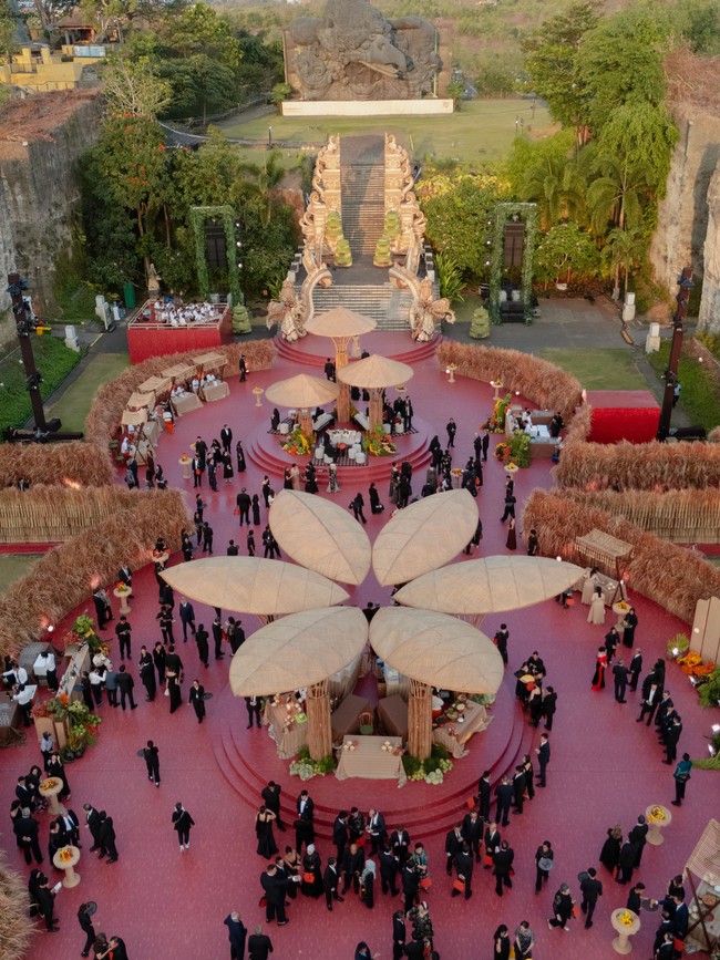 Vendor dekorasi pernikahan ternama Stupa Caspea dan Make A Scene, menyulap GWK menjadi semacam panggung pertunjukan dan pasar tradisional. Bukan sekadar pernikahan, resepsi ini seakan menjadi sebuah festival budaya nan megah. Foto: Instagram/@dikhadheansa @biyan_the_gallery @venema.bali
