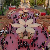 Vendor dekorasi pernikahan ternama Stupa Caspea dan Make A Scene, menyulap GWK menjadi semacam panggung pertunjukan dan pasar tradisional. Bukan sekadar pernikahan, resepsi ini seakan menjadi sebuah festival budaya nan megah. Foto: Instagram/@dikhadheansa @biyan_the_gallery @venema.bali