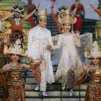Busana pengantin pria merupakan kreasi dari Tangan Prive, sementara gaun panjang dengan hiasan bordir emas dari koleksi Biyan The Gallery. Foto: Instagram/@dikhadheansa @biyan_the_gallery @venema.bali