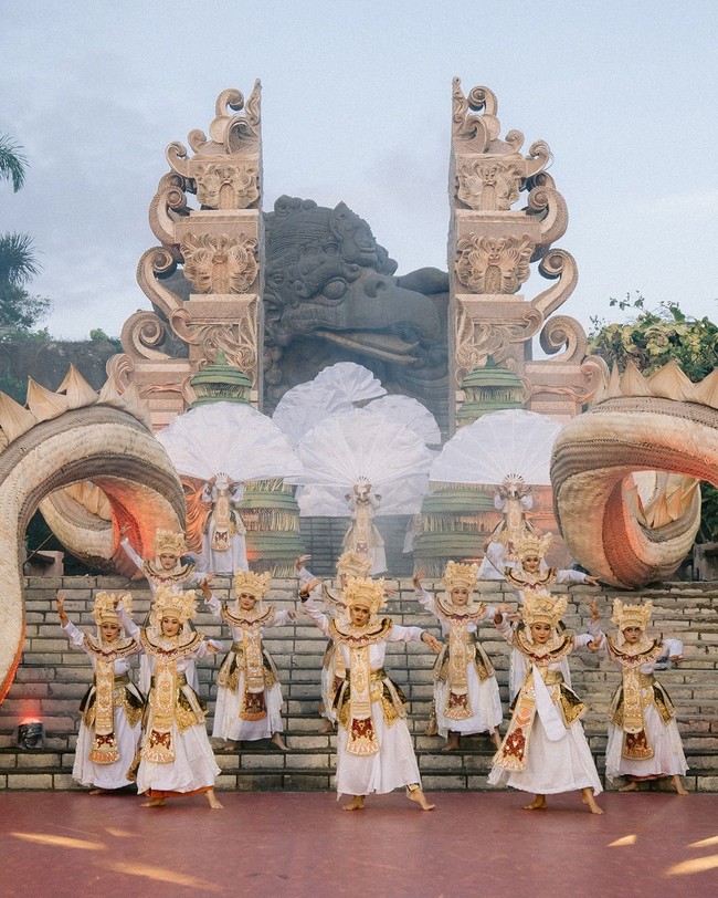 Berbagai aktivitas disiapkan di setiap sudut lokasi agar para tamu dapat menikmati pengalaman budaya dan tradisi Bali secara menyeluruh. Foto: Instagram/@dikhadheansa @biyan_the_gallery @venema.bali