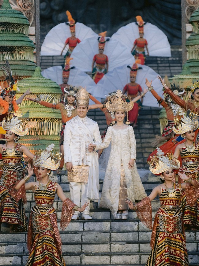 Kedua mempelai, tentu saja menjadi salah satu daya tarik utama, di samping megahnya dekorasi spektakuler. Gamma dan Keelie tampil elegan, glamor dan anggun dalam balutan busana dengan sentuhan adat Lampung bernuansa champagne. Foto: Instagram/@dikhadheansa @biyan_the_gallery @venema.bali