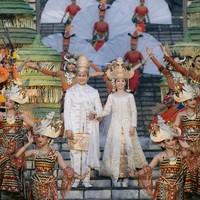 Kedua mempelai, tentu saja menjadi salah satu daya tarik utama, di samping megahnya dekorasi spektakuler. Gamma dan Keelie tampil elegan, glamor dan anggun dalam balutan busana dengan sentuhan adat Lampung bernuansa champagne. Foto: Instagram/@dikhadheansa @biyan_the_gallery @venema.bali