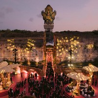 Seperti dikutip dari keterangan unggahan LXE Moments, dekorasi menghadirkan nuansa pasar tradisional Bali yang dihadirkan di area Lotus Pond, GWK Bali. Foto: Instagram/@dikhadheansa @biyan_the_gallery @venema.bali