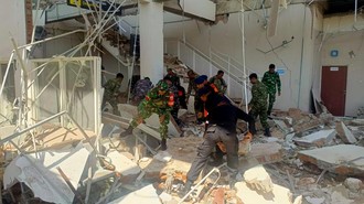 Brimob Polda NTT Bantu Evakuasi Korban dari Reruntuhan Usai Gempa M 7,7