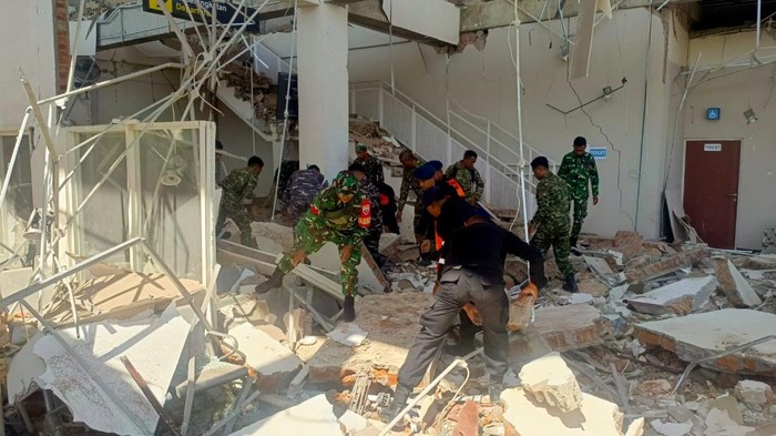 Personel Brimob Polda NTT membantu evakuasi korban gempa M 7,7 di NTT. (dok.istimewa)