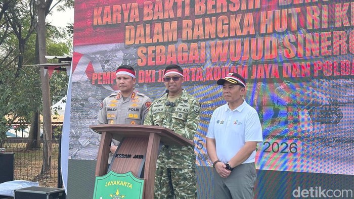 Personel gabungan TNI-Polri dan Pemprov DKI Bersihkan 11 Titik Sungai Jelang HUT Ke-81 RI.